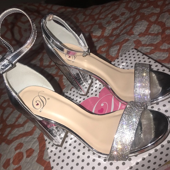 Heels - Picture 3 of 3